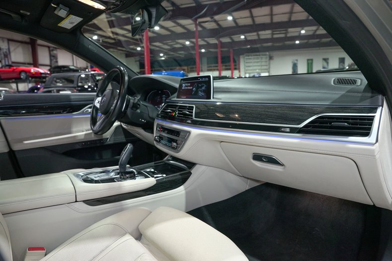 2022 BMW 750i xDrive - photo 11